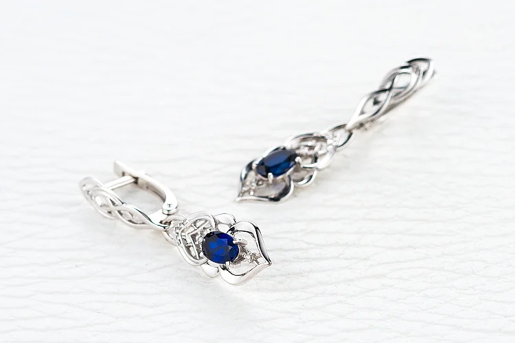 Серьги из белого золота с 2 корундами и 16 бриллиантами