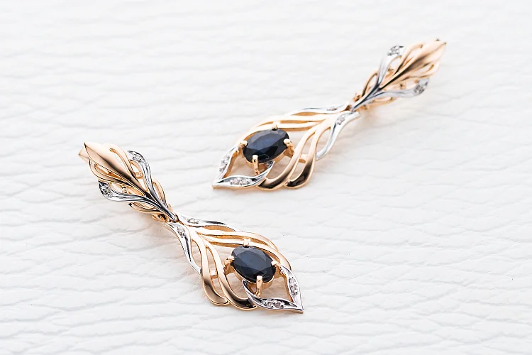 Серьги из красного золота с 2 сапфирами и 16 бриллиантами