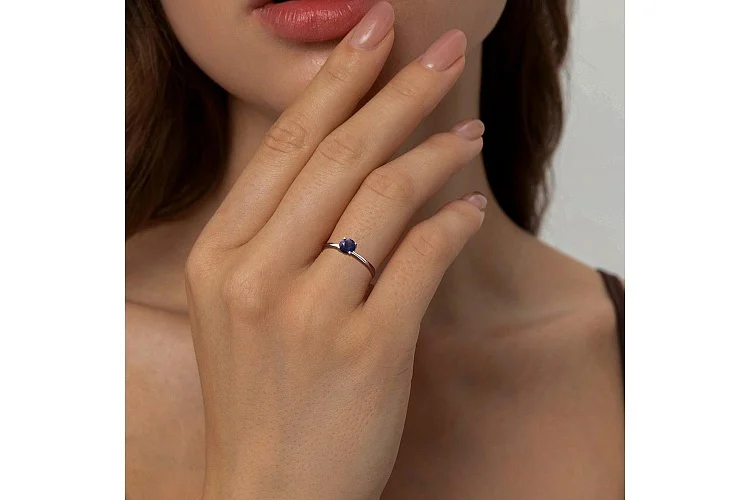 Кольцо из белого золота с иолитом