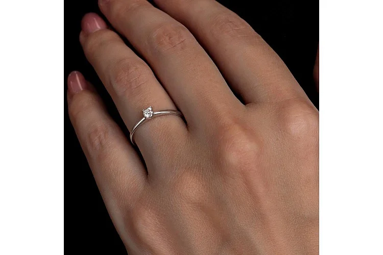 Кольцо из белого золота с бриллиантом