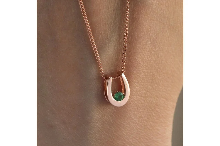 Подвеска из красного золота с изумрудом