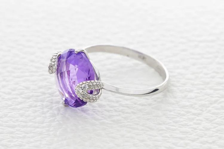 Кольцо из белого золота с аметистом и 6 фианитами
