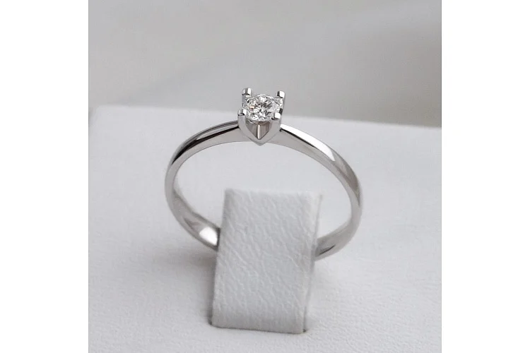 Кольцо из белого золота с выращенным бриллиантом