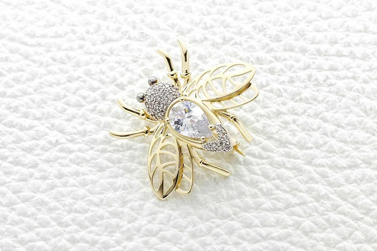 Брошь Пчела из жёлтого золота с 32 фианитами