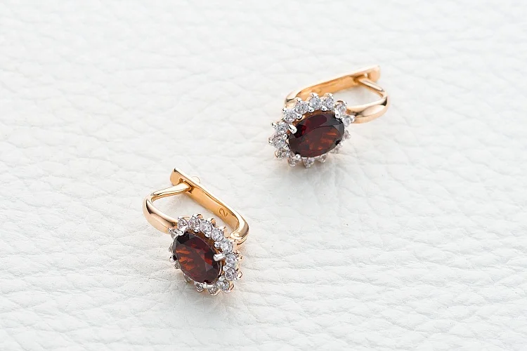 Серьги из красного золота с 2 гранатами и 28 фианитами