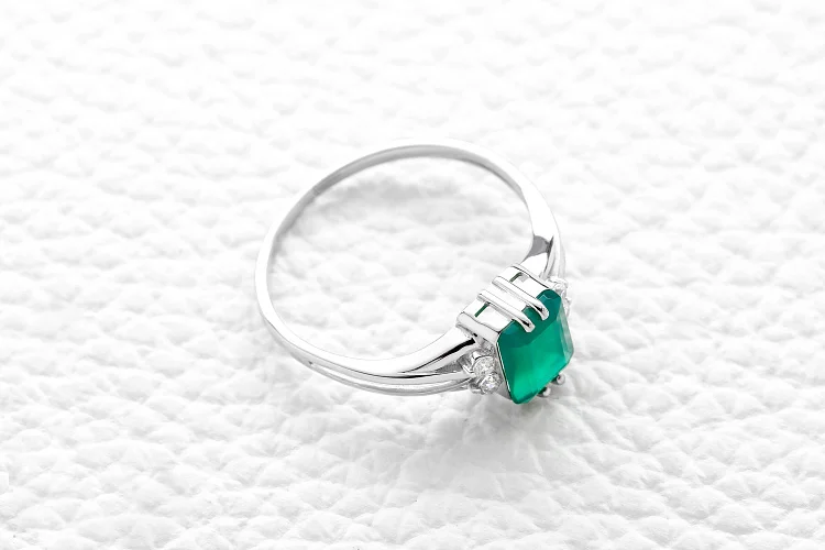 Кольцо из белого золота с агатом и 4 фианитами