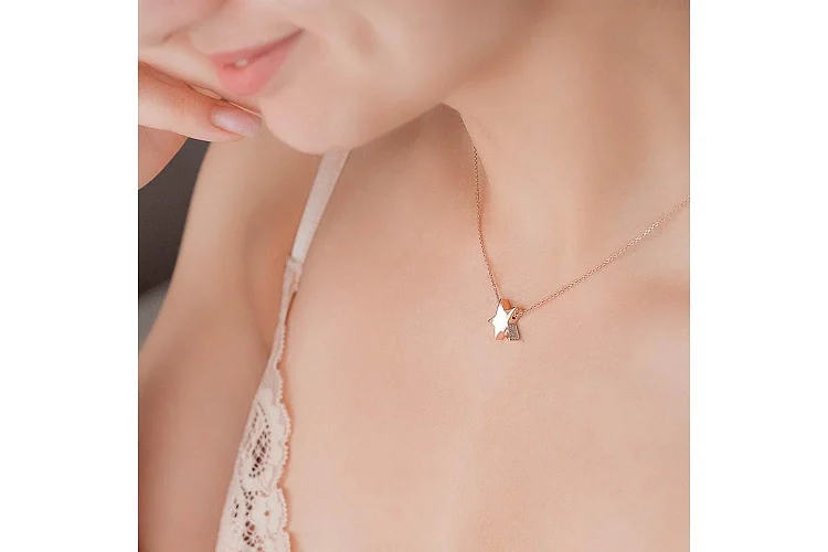 Колье Звезда из красного золота с 8 бриллиантами