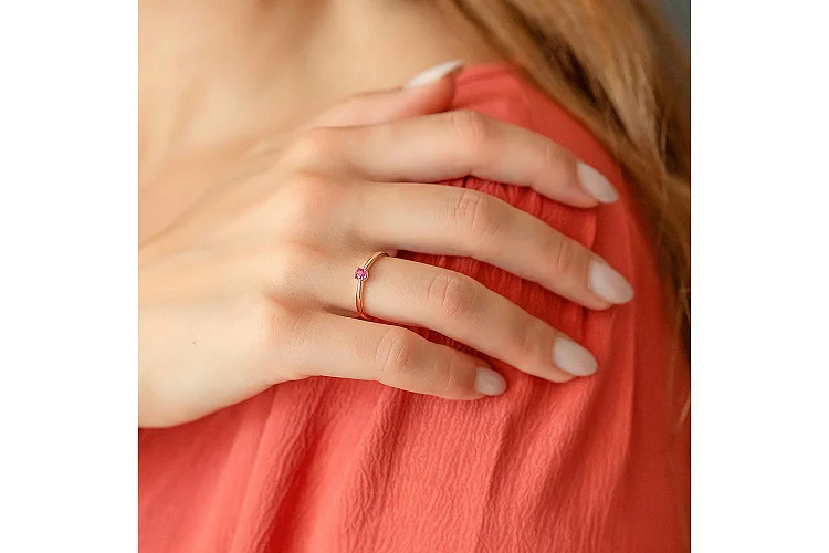 Кольцо из красного золота с рубином