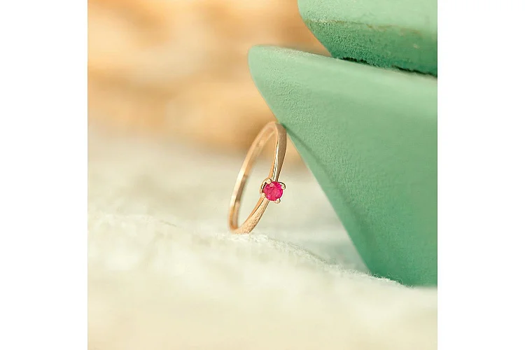 Кольцо из красного золота с рубином