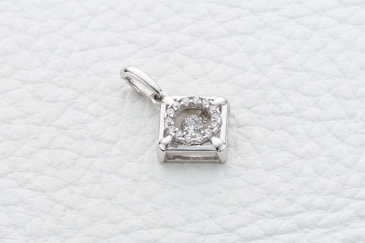 Подвеска Квадрат из белого золота с 15 фианитами
