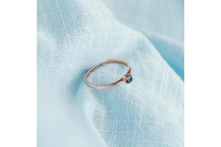 Кольцо из красного золота с сапфиром