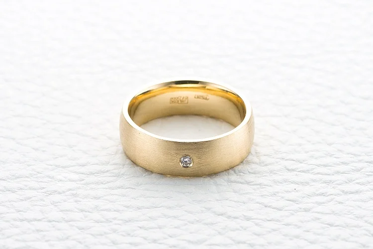 Кольцо из жёлтого золота с бриллиантом