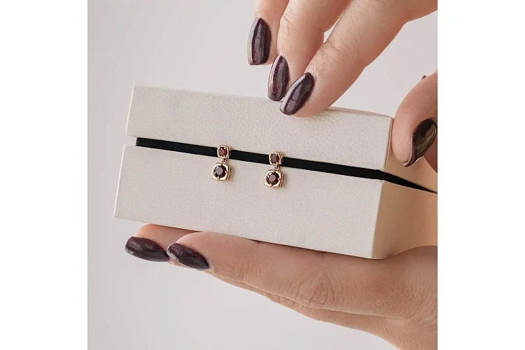 Серьги-пусеты Квадраты из красного золота с 4 гранатами