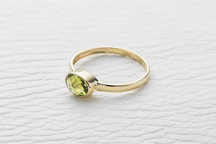 Кольцо из жёлтого золота с хризолитом