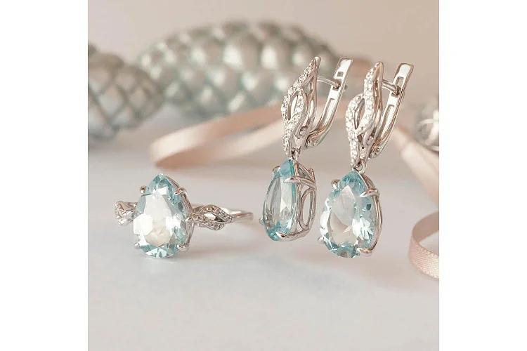 Кольцо из белого золота с топазом sky и 12 фианитами