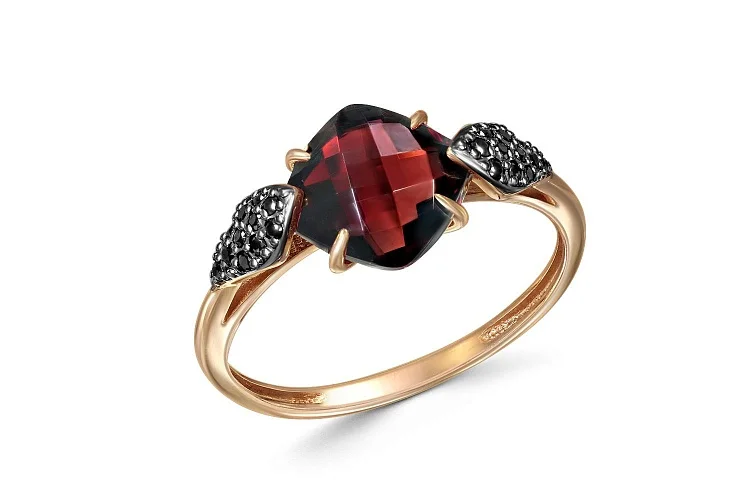 Кольцо из красного золота с гранатом и 28 фианитами
