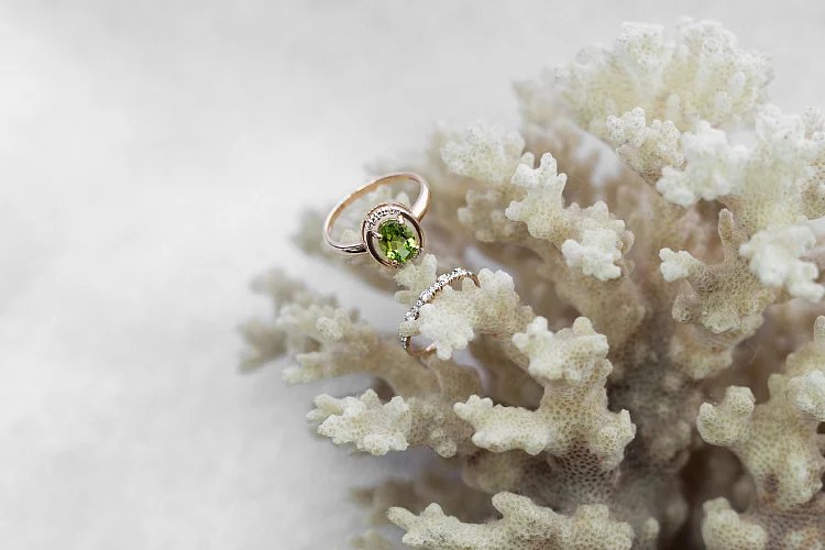 Кольцо из красного золота с хризолитом и 10 фианитами