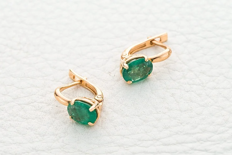 Серьги из красного золота с 2 изумрудами