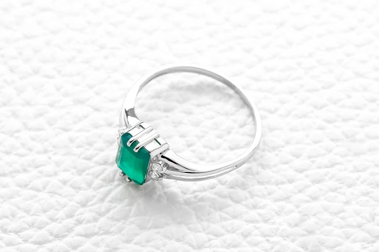 Кольцо из белого золота с агатом и 4 фианитами