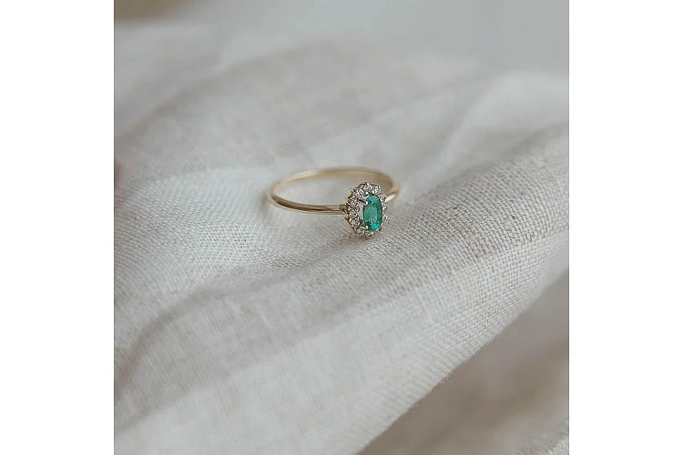 Кольцо из жёлтого золота с изумрудом и 12 фианитами