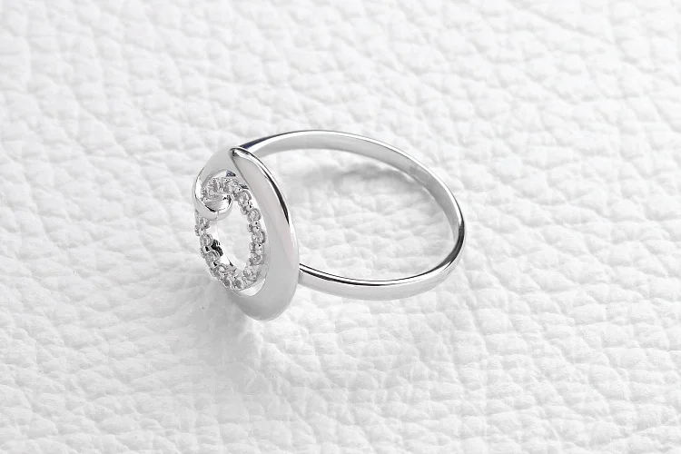 Кольцо Круг из белого золота с 14 фианитами