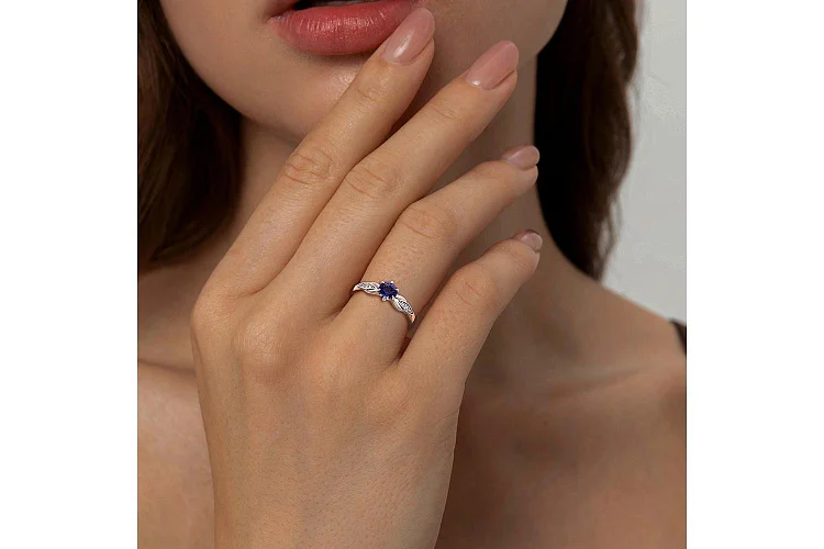 Кольцо из красного золота с сапфиром и 6 бриллиантами