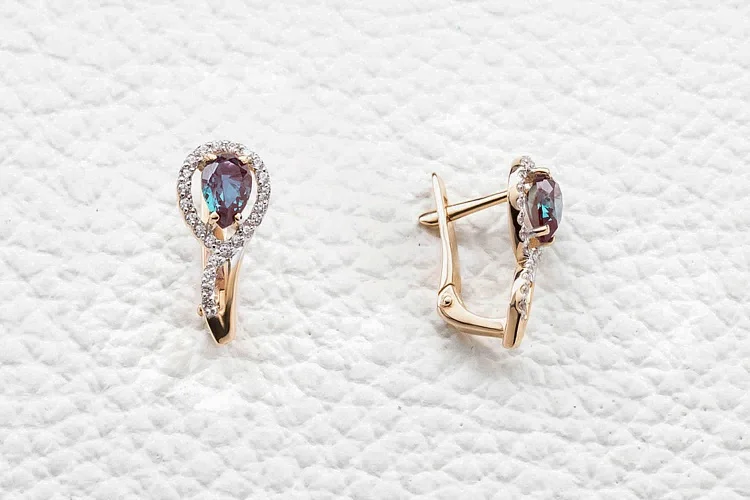 Серьги из красного золота с 2 александритами и 46 фианитами