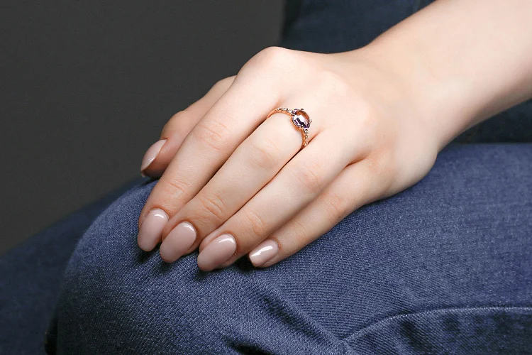 Кольцо из красного золота с аметистом и 6 фианитами