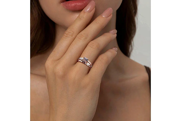 Кольцо из красного золота с раухтопазом и 10 фианитами