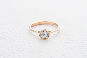 Кольцо из красного золота с кристаллом swarovski