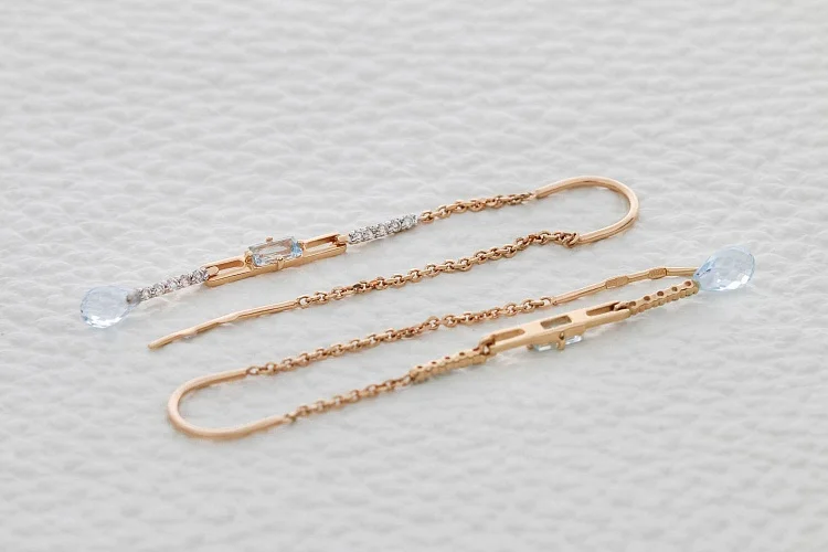 Серьги-продёвки из красного золота с 4 топазами sky и 20 бриллиантами