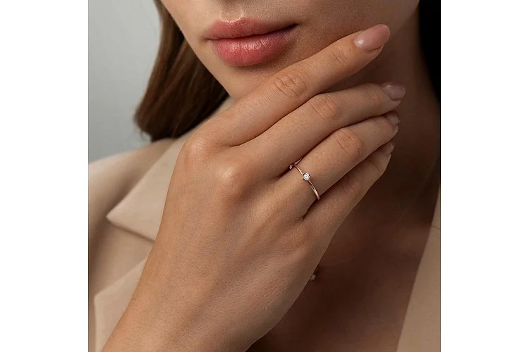 Кольцо из красного золота с бриллиантом