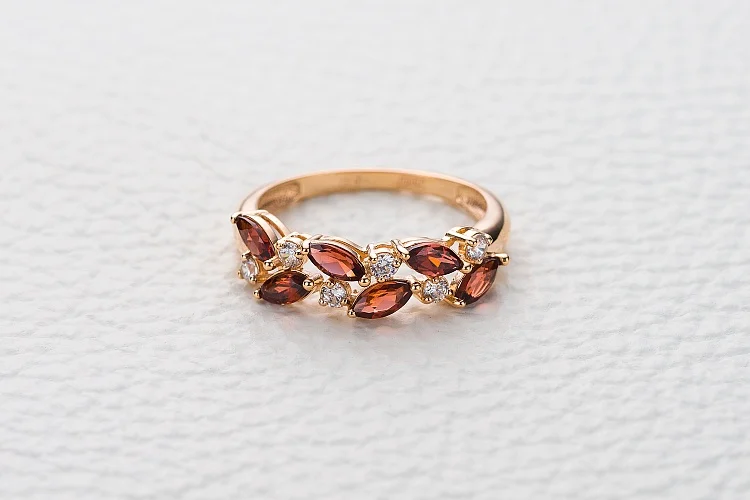 Кольцо из красного золота с 6 гранатами и 6 фианитами