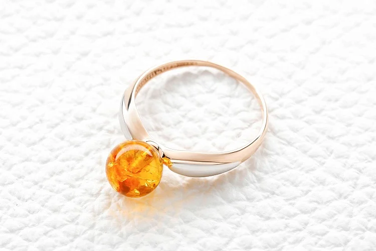 Кольцо из красного золота с янтарём