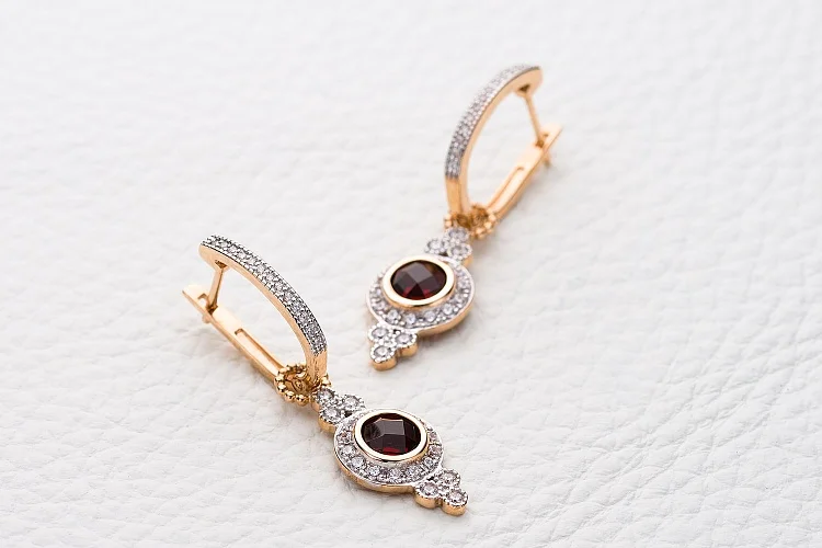 Серьги-трансформеры из красного золота с 2 гранатами и 66 фианитами