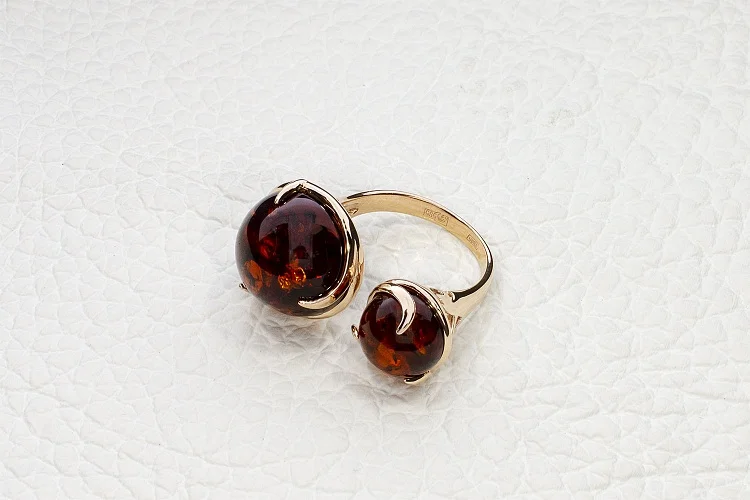 Кольцо из красного золота с янтарём