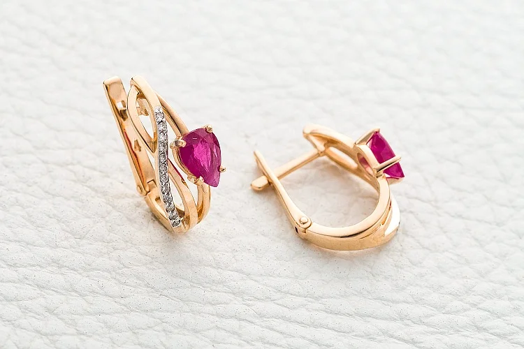 Серьги из красного золота с 2 рубинами и 24 бриллиантами