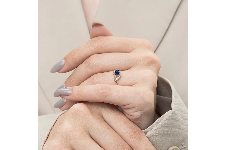 Кольцо из красного золота с сапфиром и 3 бриллиантами