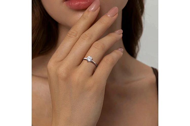 Кольцо из белого золота с фианитом