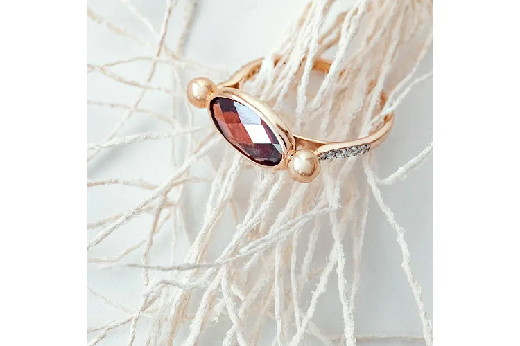 Кольцо из красного золота с гранатом и 10 фианитами