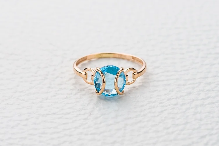 Кольцо из красного золота с топазом swiss