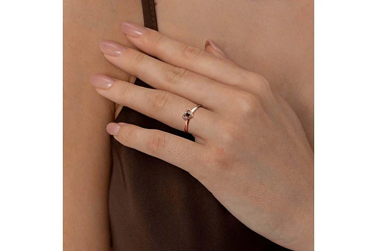 Кольцо Сердце из красного золота с 3 фианитами