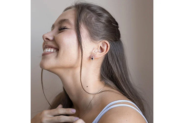 Серьги из красного золота с 2 гранатами и 32 фианитами