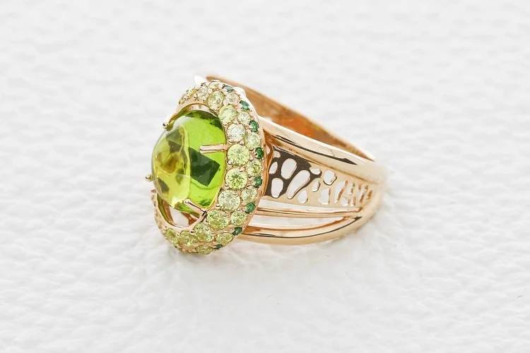 Кольцо из красного золота с кварцем и 37 фианитами