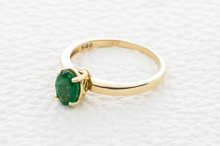 Кольцо из жёлтого золота с изумрудом
