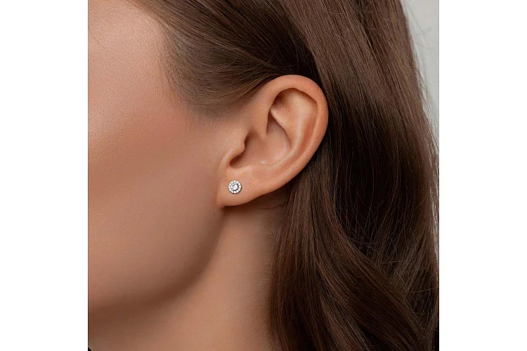 Серьги-пусеты из белого золота с 26 муассанитами