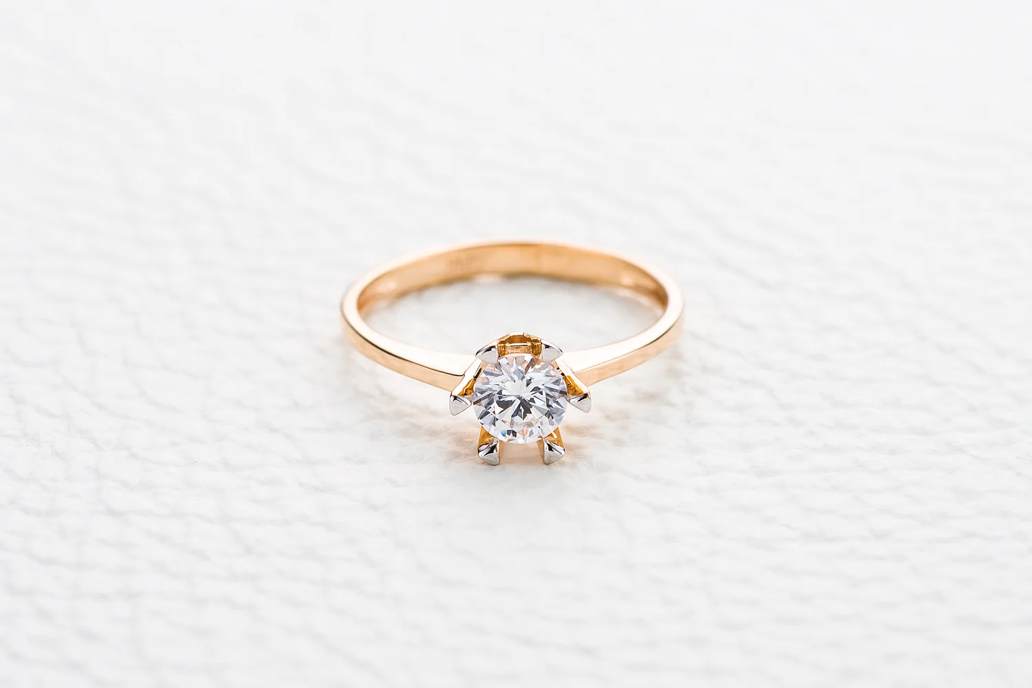 Кольцо из красного золота с кристаллом swarovski