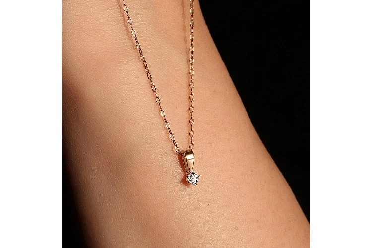 Подвеска из красного золота с бриллиантом