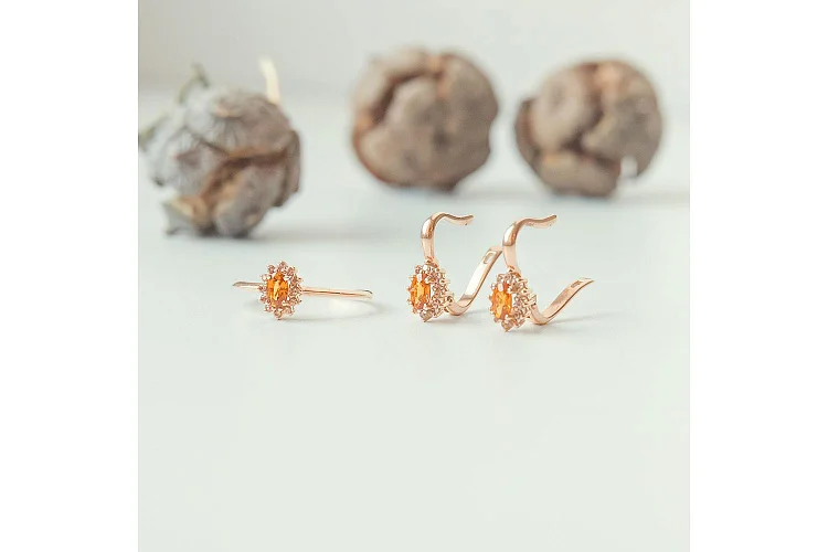 Кольцо из красного золота с спессартином и 12 сапфирами