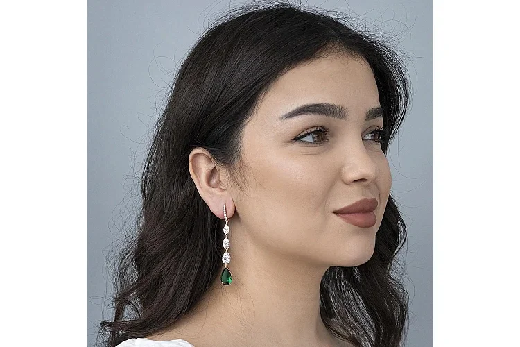 Серьги из красного золота с 2 изумрудами и 20 фианитами